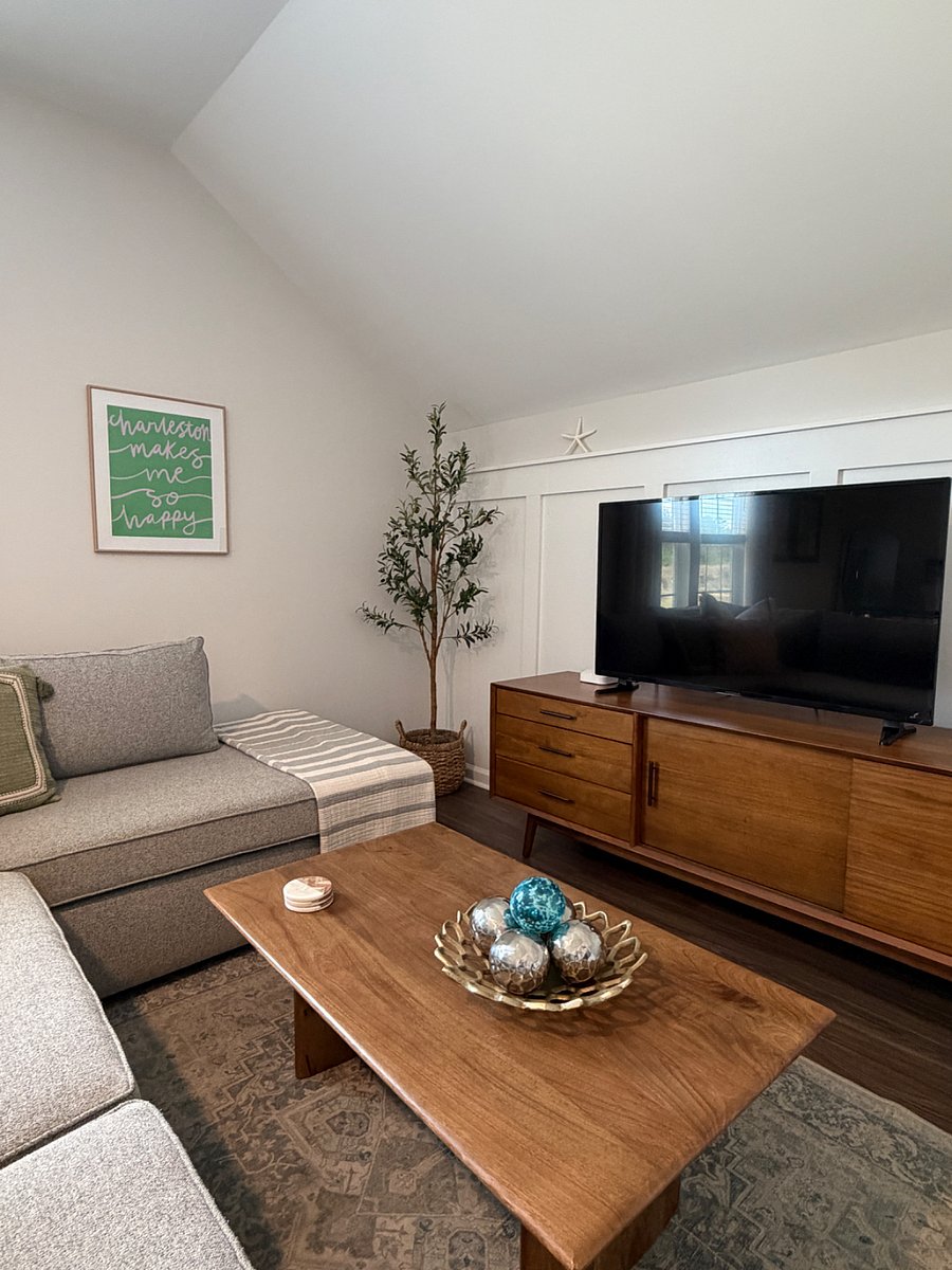 Smart TV with Hulu, Netflix, Peacock, etc.