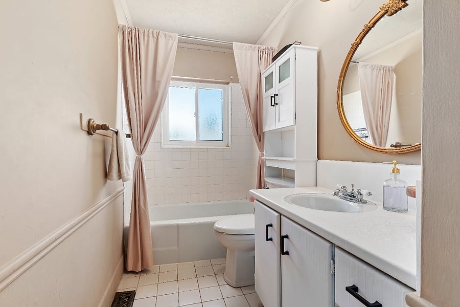 Full Bathroom 1