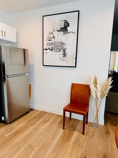 Full, modern kitchen