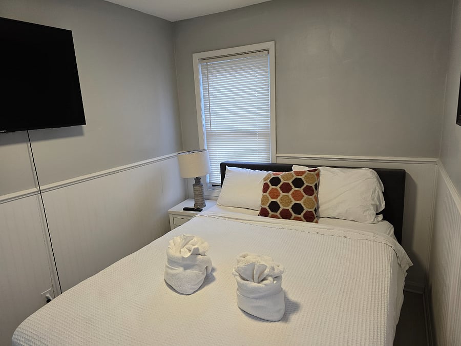 Bedroom 2 - Main floor