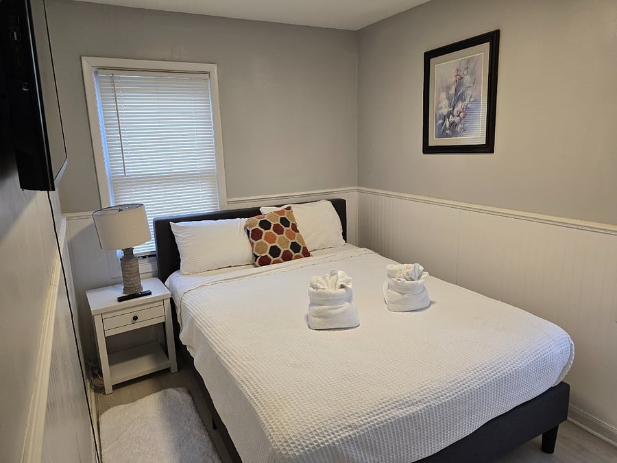Bedroom 1 - Main floor