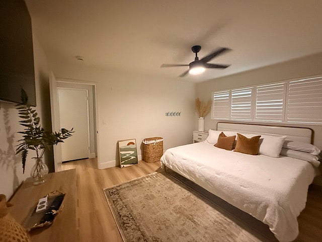 Extra large bedroom with king size bed