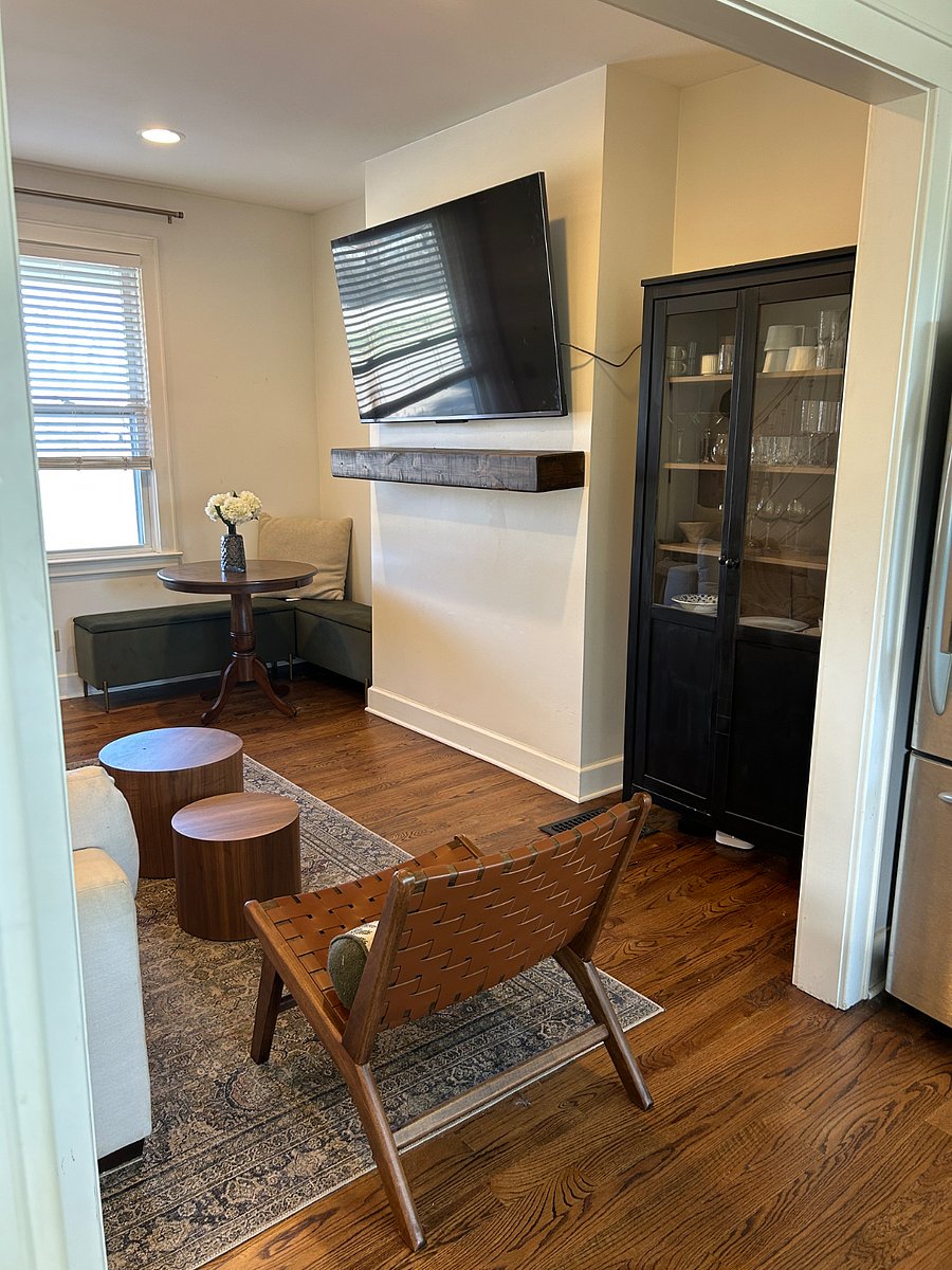 Living room, mounted TV, Breakfast Nook