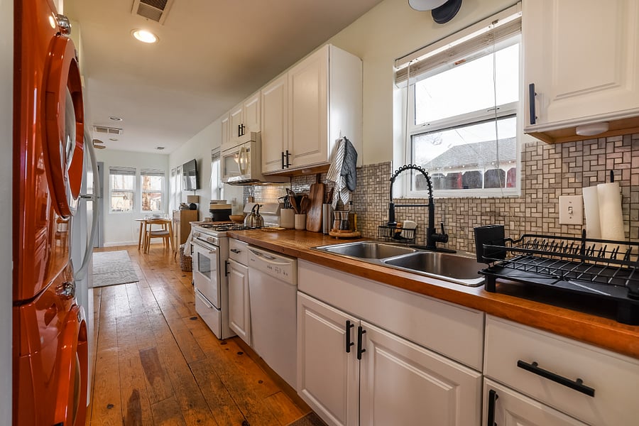 Full kitchen with in-unit washer/dryer