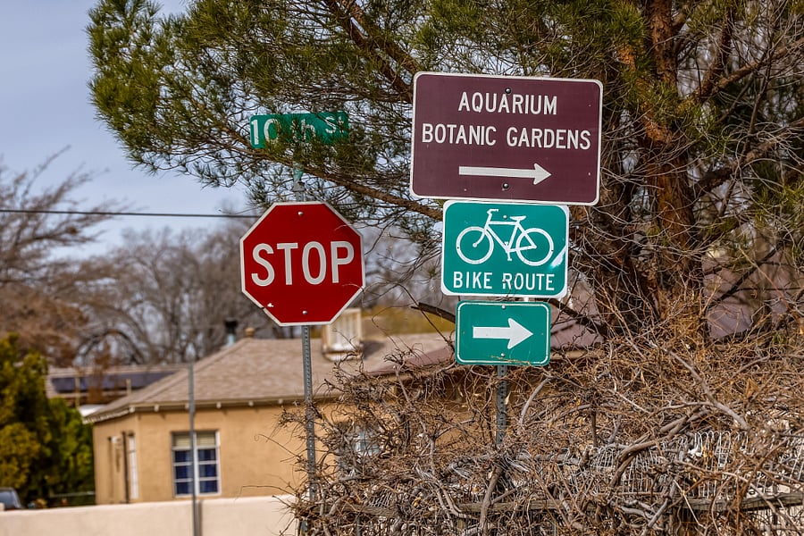 5 minute drive to botanical gardens/aquarium