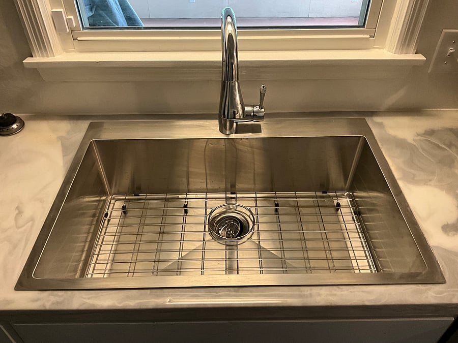 Farmhouse sink with retractable faucet