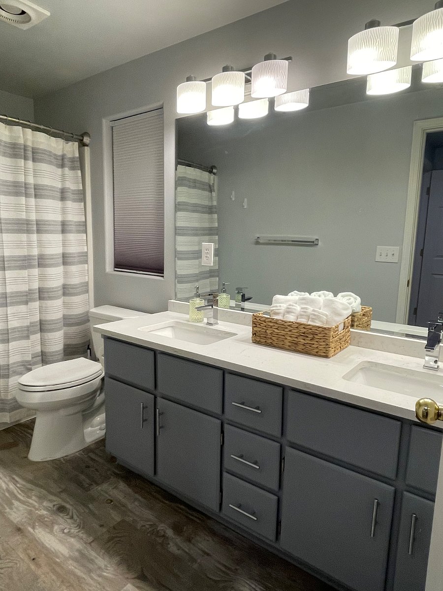 Full master bathroom.