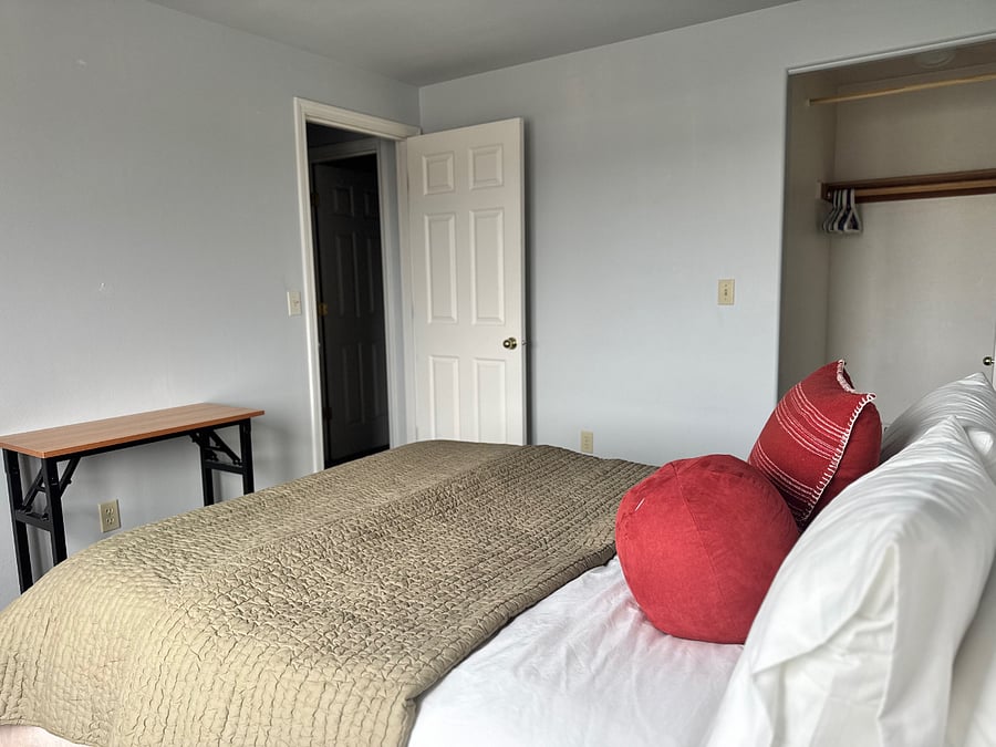 Second bedroom (full bed) and easy to move foldable desk.