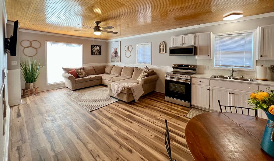 Clean 2 Bed 1.5 Bath Hospital/Casino