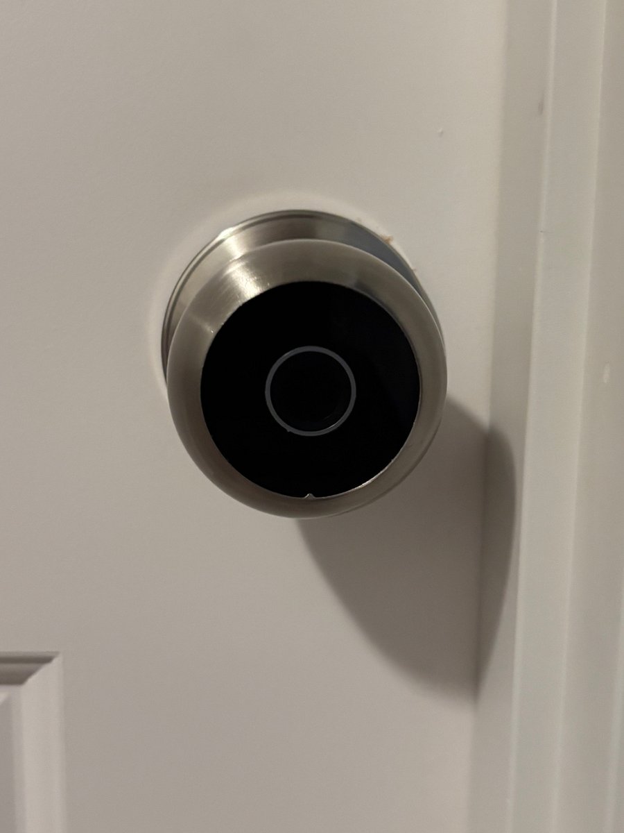 Locking door handle, scan or pin code