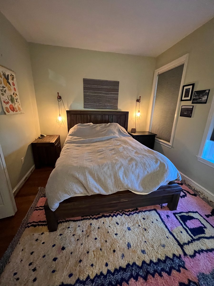 Primary Bedroom - Queen Bed