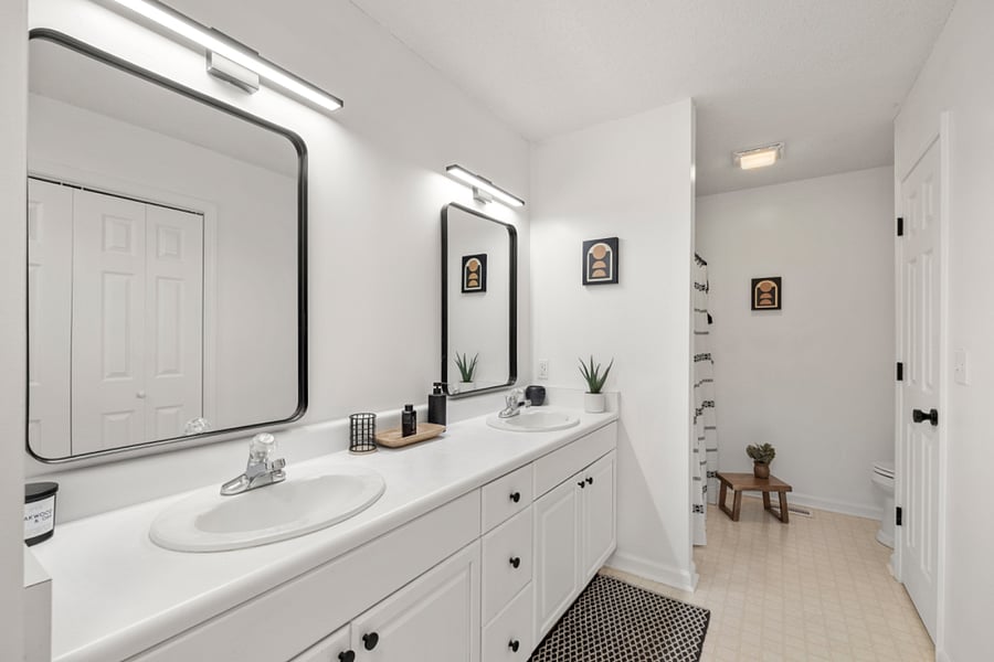 Large master bathroom with walk-in large closet.