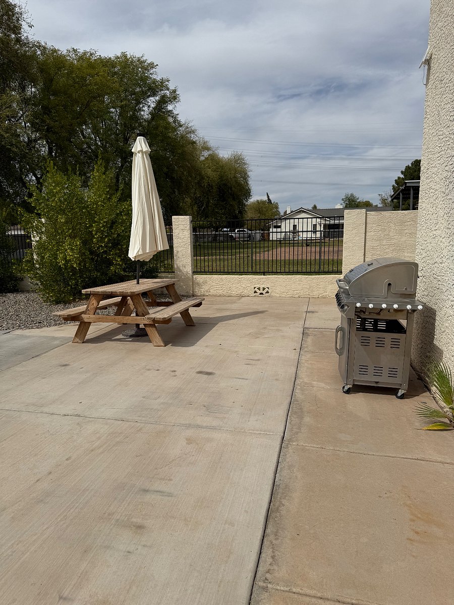 Shared grill and picnic table with the single unit studio next to your driveway 