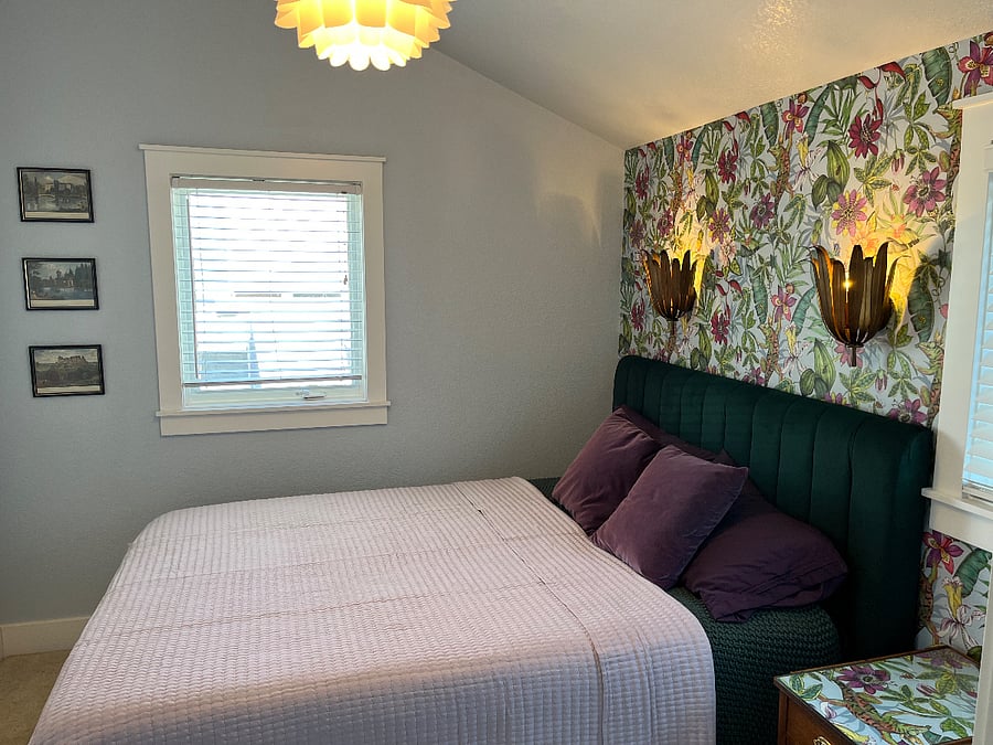Bedroom with Queen size bed