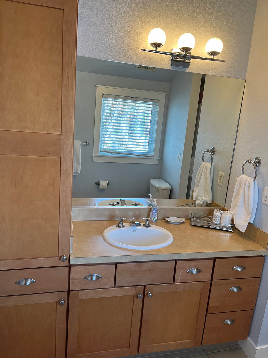 Bathroom vanity
