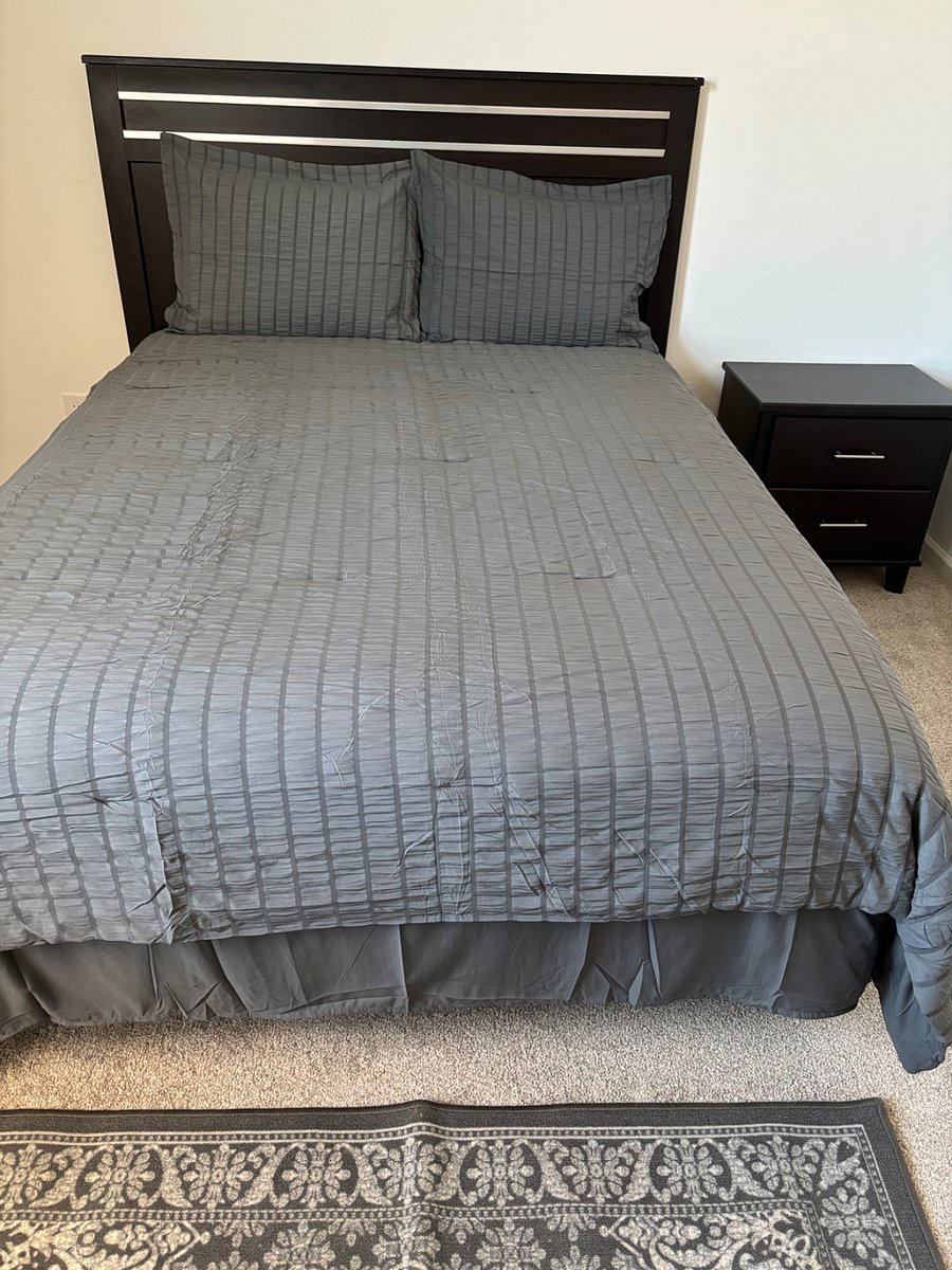 Queen size bed & walk-in closet.
