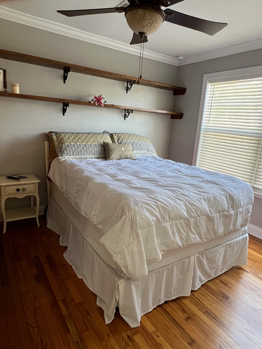 BR 1 w Queen Bed