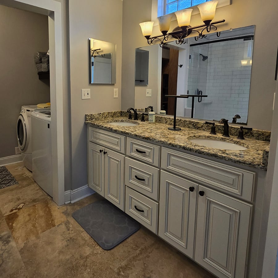 Master bath w washer/dryer