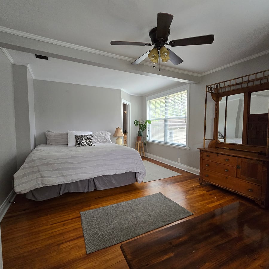 Master BR w King bed