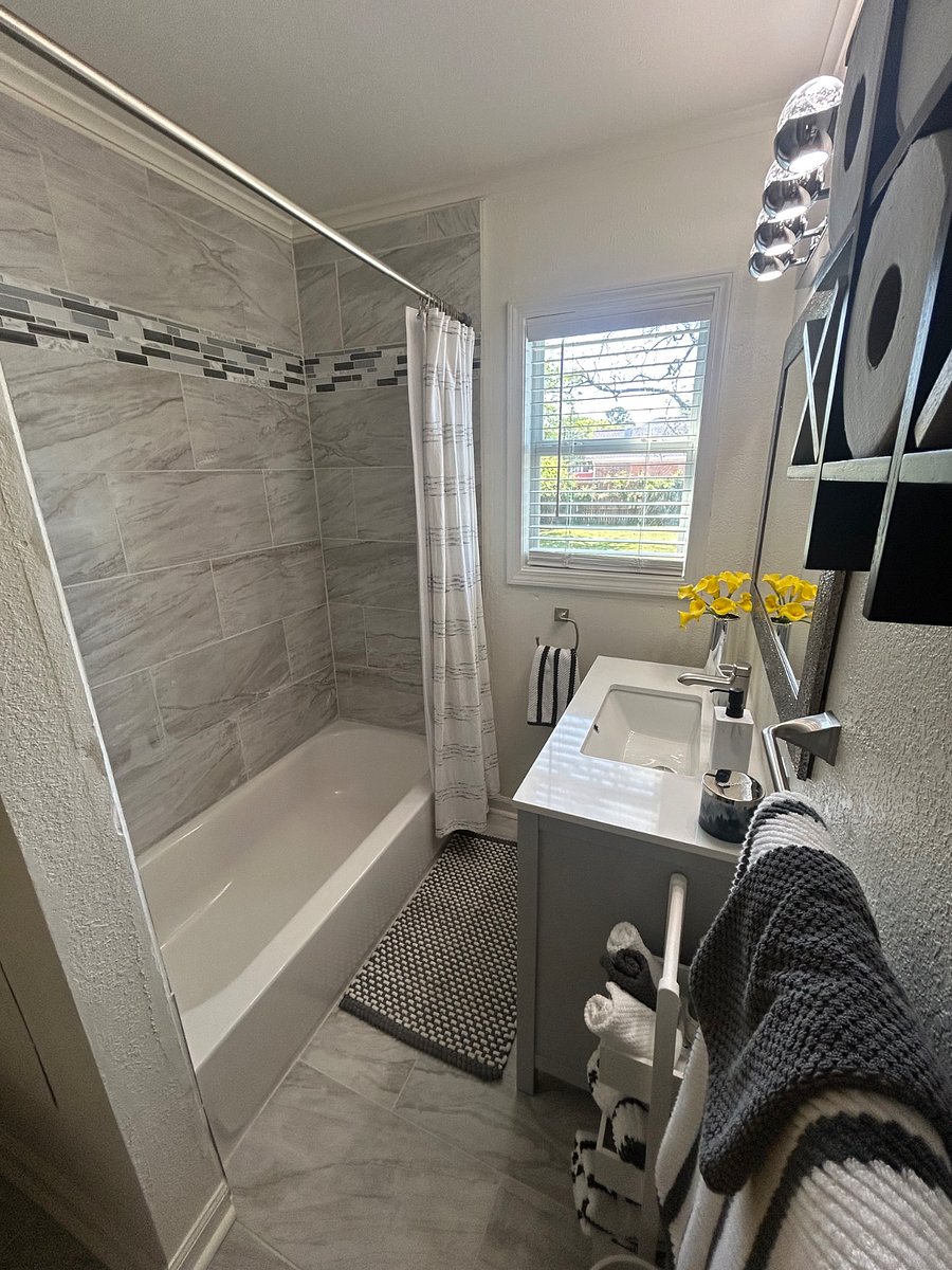 Newly renovated bathroom with touchless Kohler faucet and new fixtures and lights. Feel like your in a model home - enjoy!