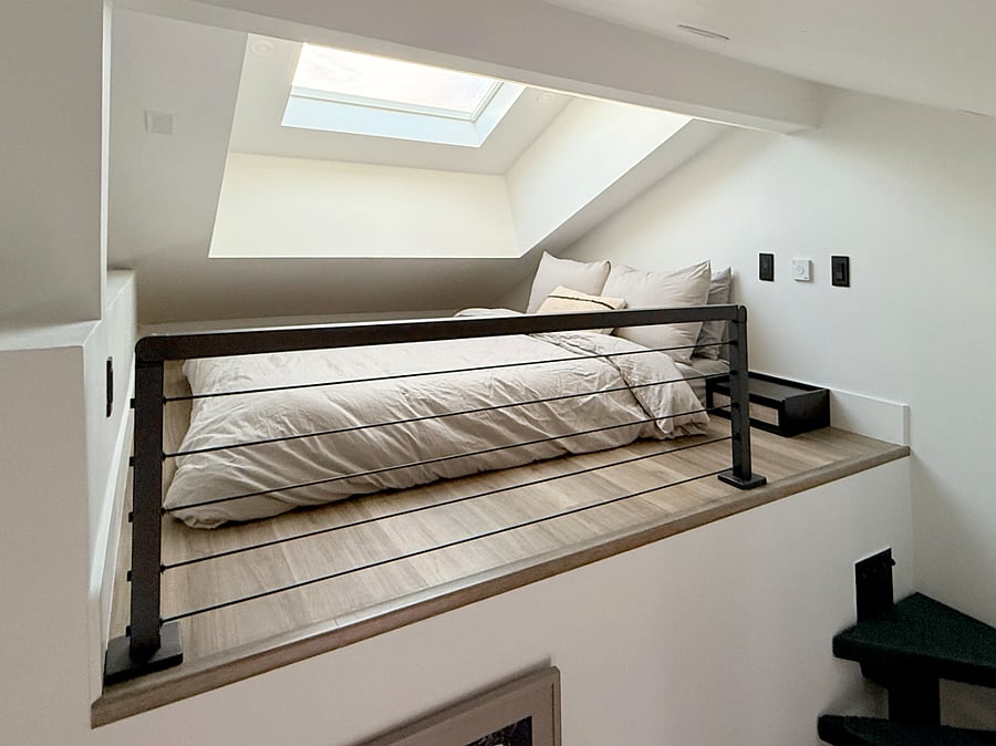 Sleep under the stars in this luxurious bed loft with a skylight. You have a remote control to the electric blackout shade. (Sun rises on opposite side of house, so no direct sun will wake you up in the morning if you choose to leave it open)