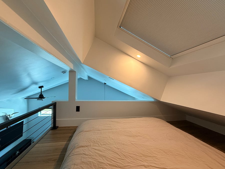 Sleep under the stars in this luxurious bed loft with a skylight. You have a remote control to the electric blackout shade. (Sun rises on opposite side of house, so no direct sun will wake you up in the morning if you choose to leave it open)