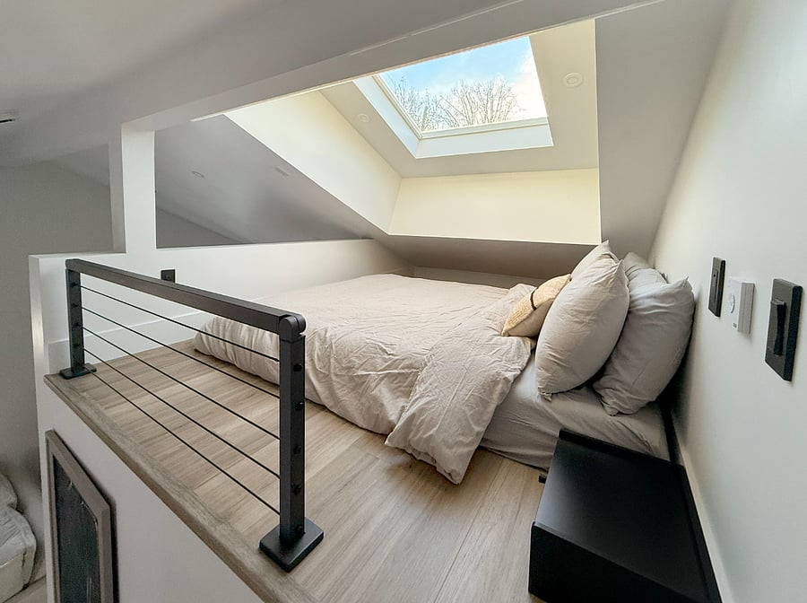 Sleep under the stars in this luxurious bed loft with a skylight. You have a remote control to the electric blackout shade. (Sun rises on opposite side of house, so no direct sun will wake you up in the morning if you choose to leave it open)
