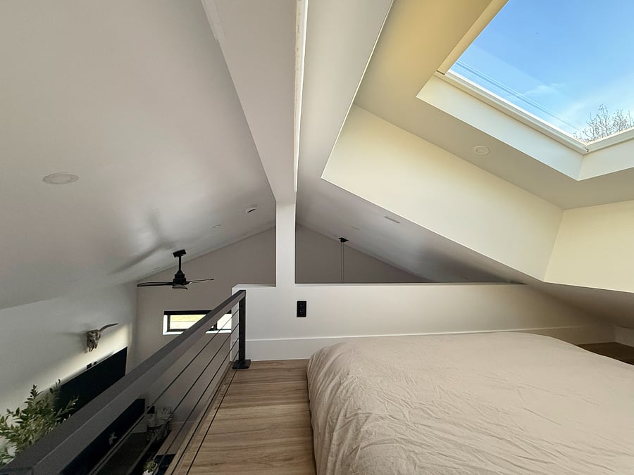Sleep under the stars in this luxurious bed loft with a skylight. You have a remote control to the electric blackout shade. (Sun rises on opposite side of house, so no direct sun will wake you up in the morning if you choose to leave it open)