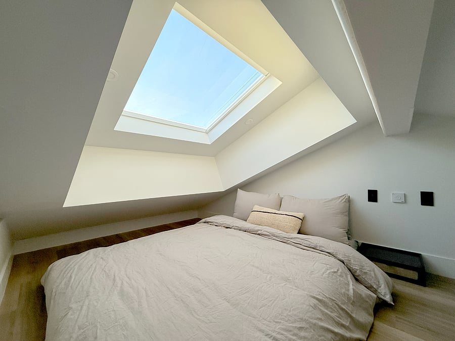 Sleep under the stars in this luxurious bed loft with a skylight. You have a remote control to the electric blackout shade. (Sun rises on opposite side of house, so no direct sun will wake you up in the morning if you choose to leave it open)