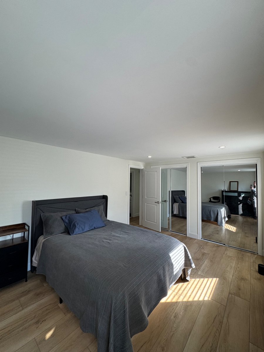 Queen bed, two closets