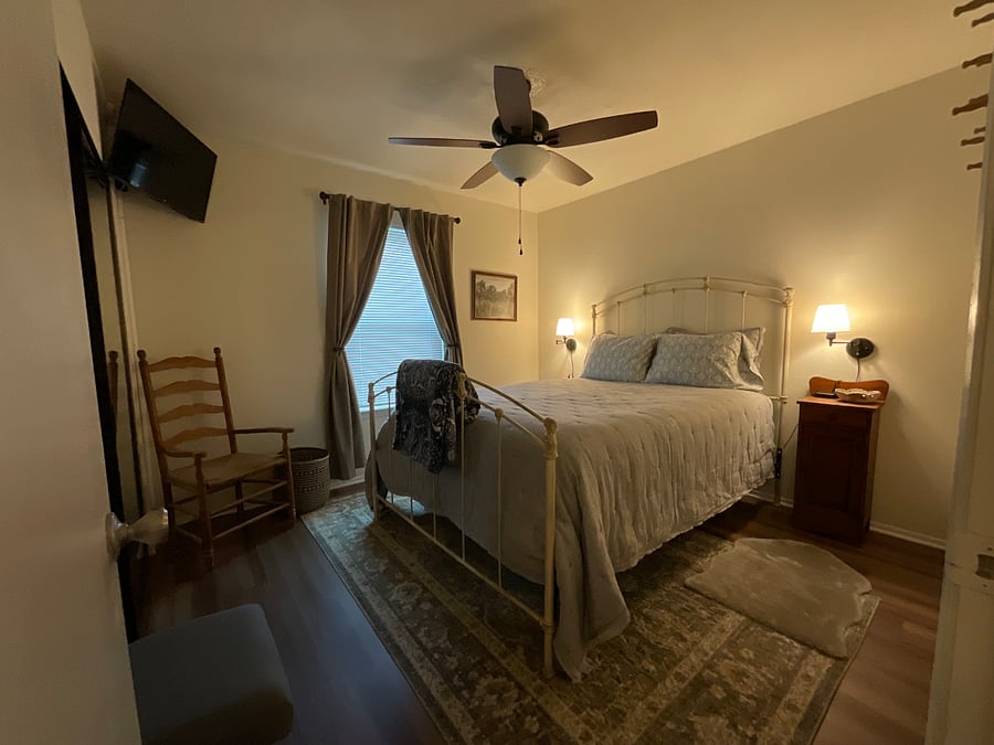 Queen bedroom w/TV & large closet 