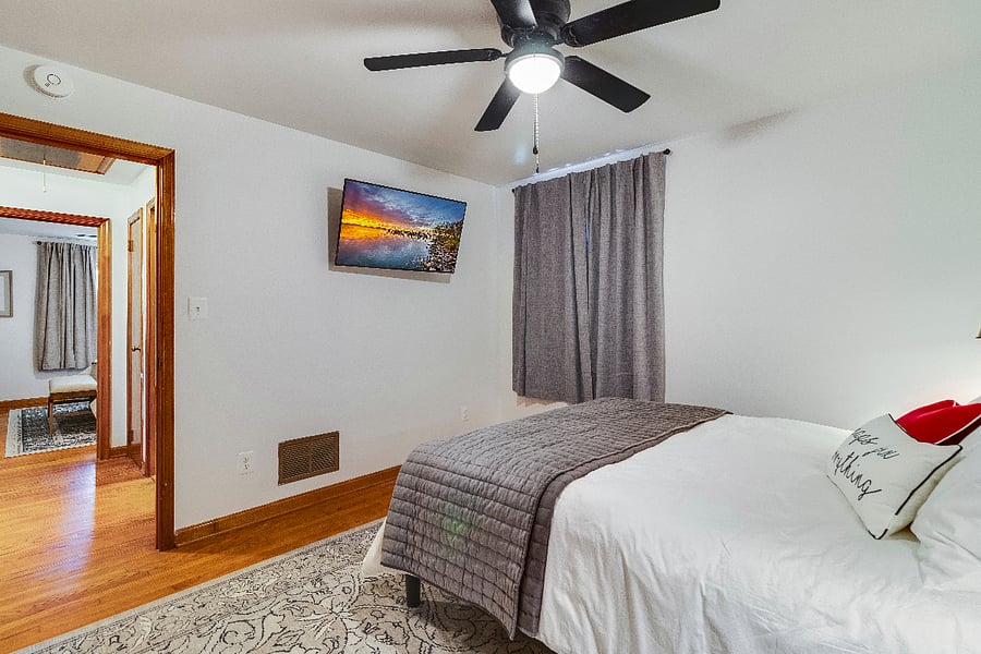 Bedroom 2 (Queen)