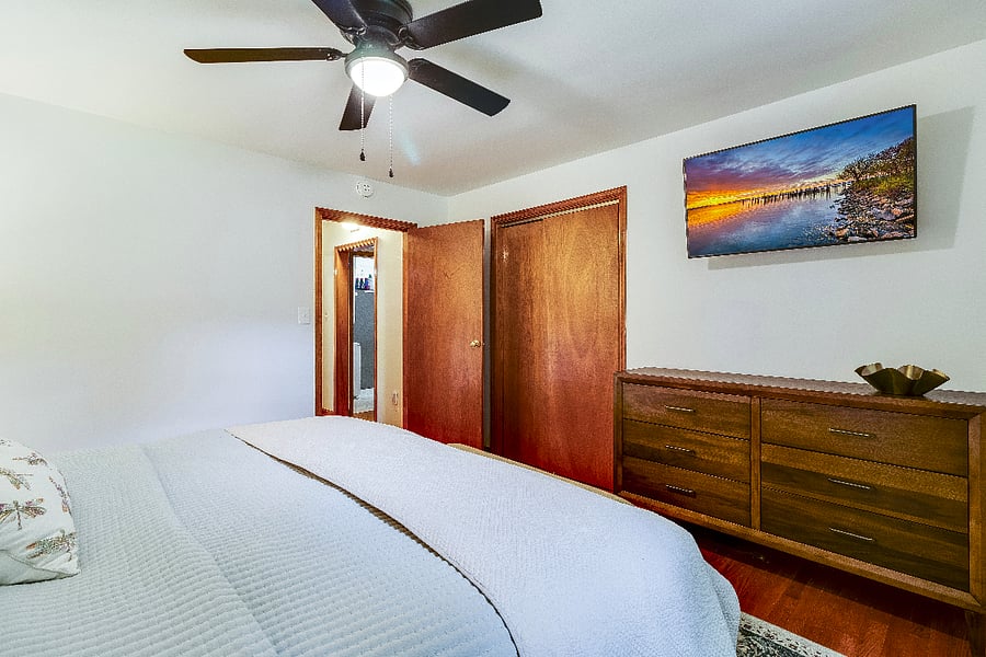 Bedroom 1 (King)