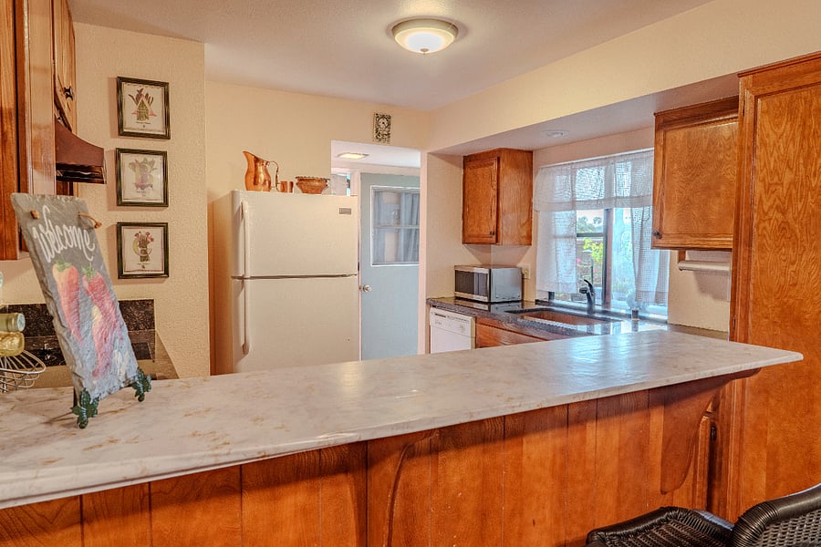 Bar between dining area and kitchen