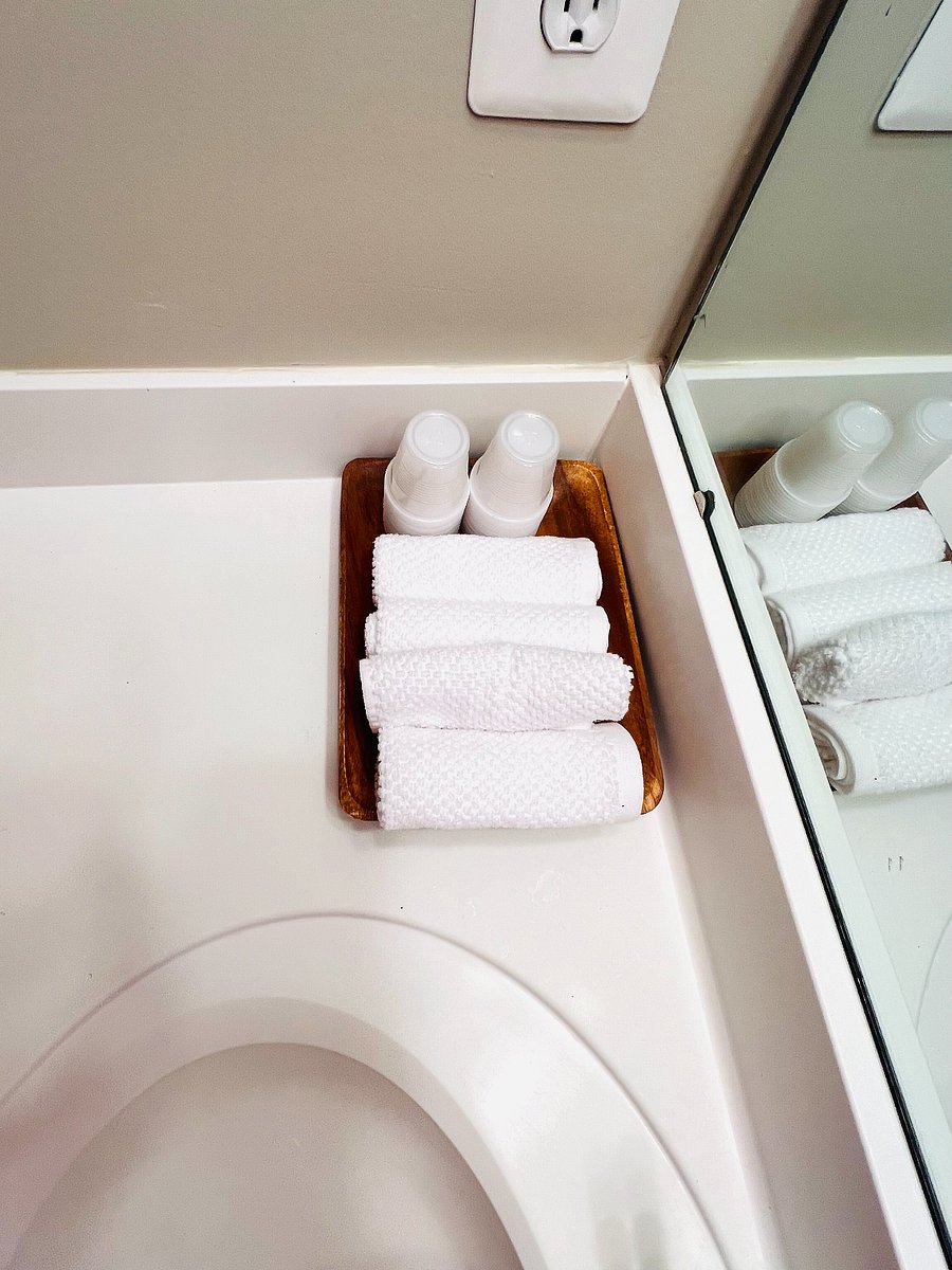 FULL BATHROOM  FRESS TOWELS PROVIDED