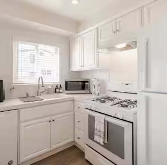 Kitchen - refrigerator/freezer, coffeemaker, dishwasher