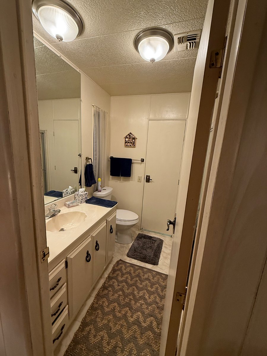 Just shows the exiting door to the entryway.
