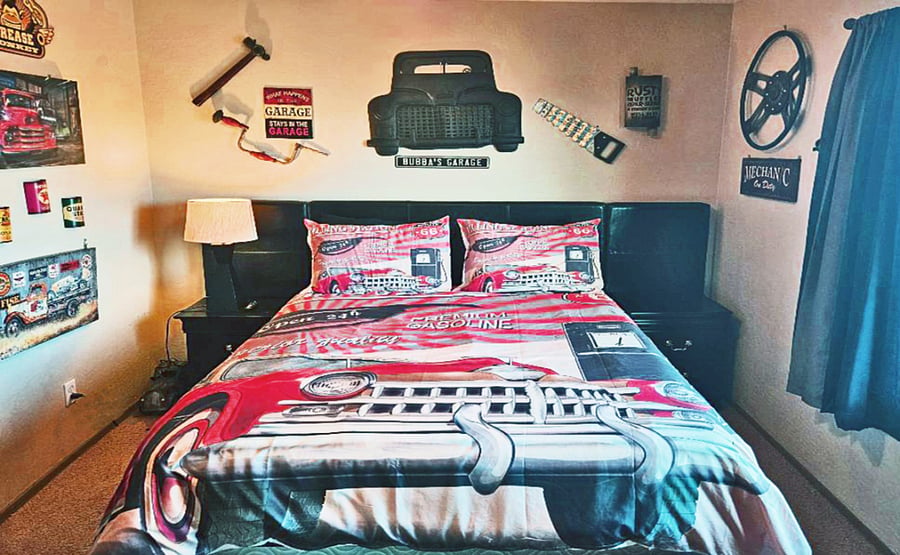 The Gangster's Garage Bedroom 1  *QUEEN