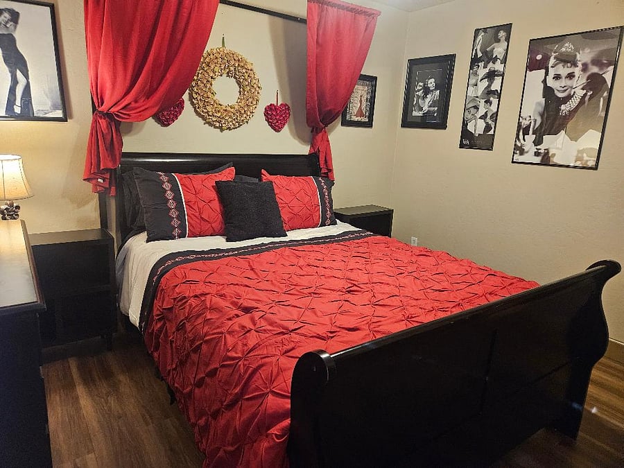 The 40's GLAMOUR GALS (Queen) Bedroom.