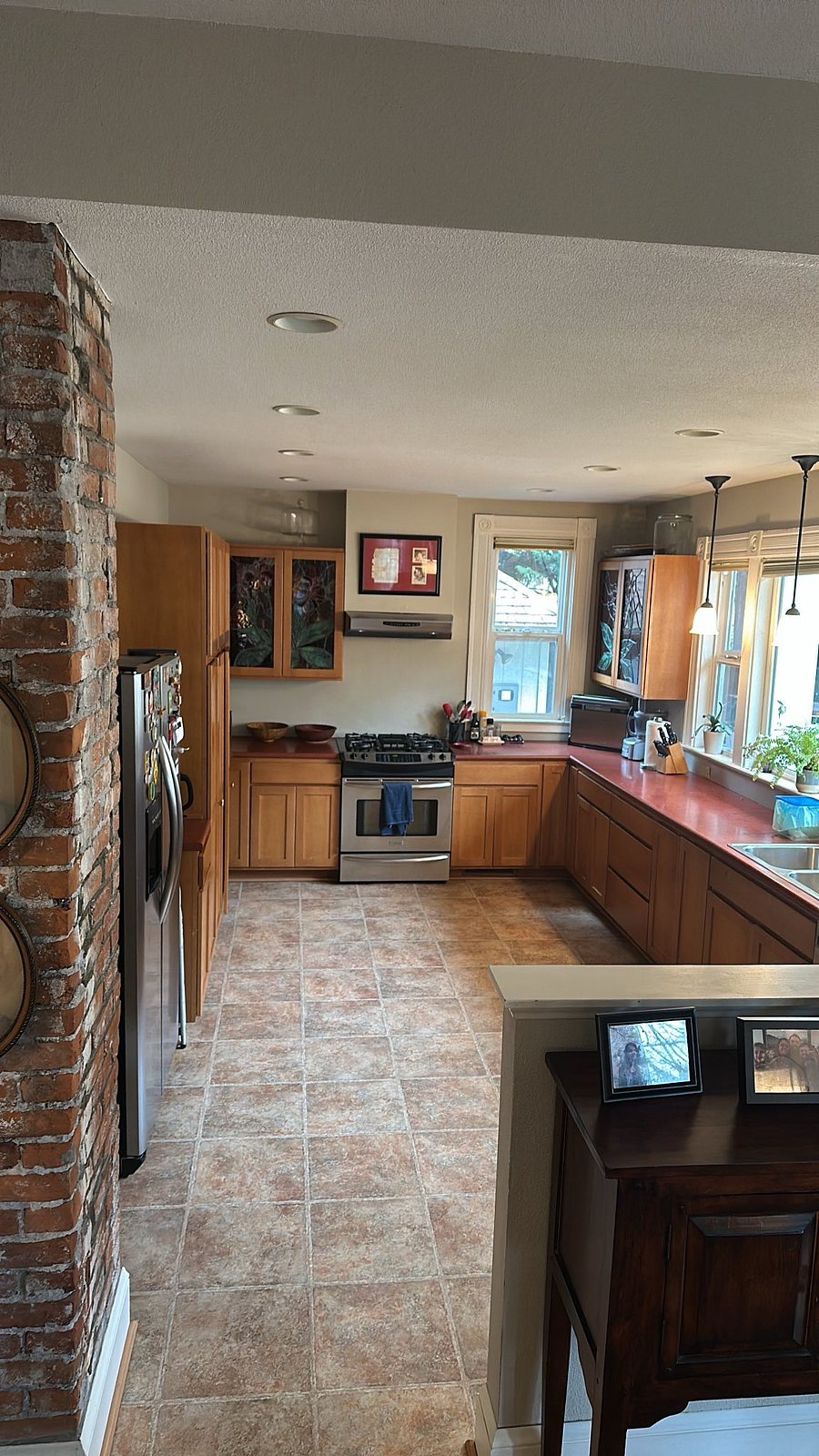 Spacious, airy fully stocked kitchen