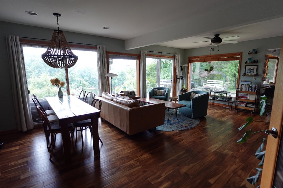 Dining/sitting room - views of back patio and river