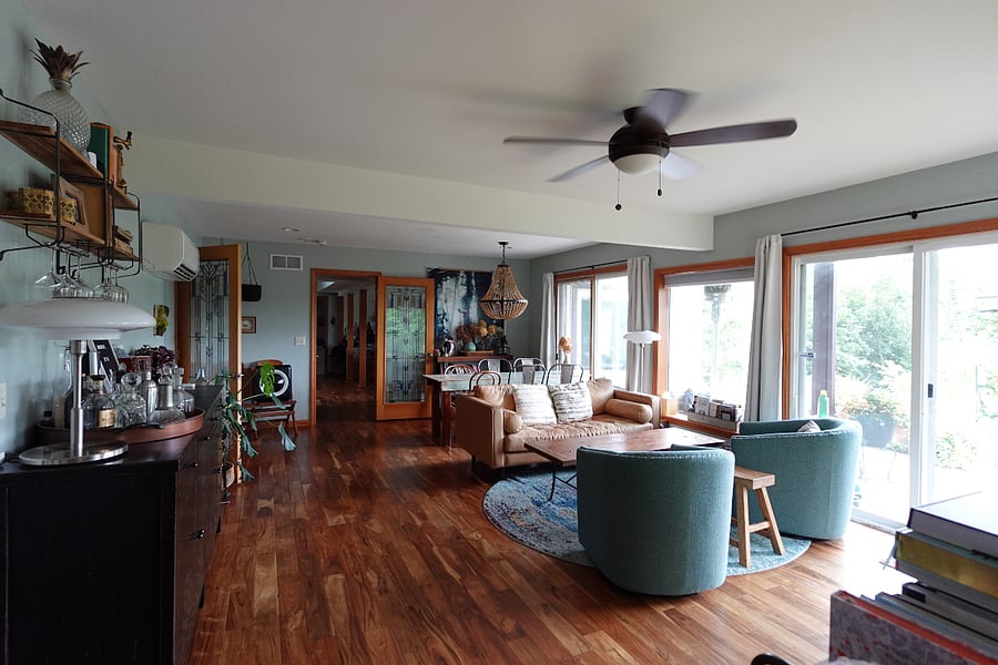 Dining/sitting room - views of back patio and river