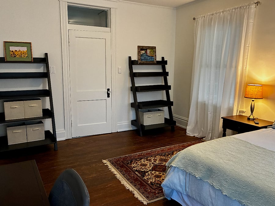 Bedroom: entrance