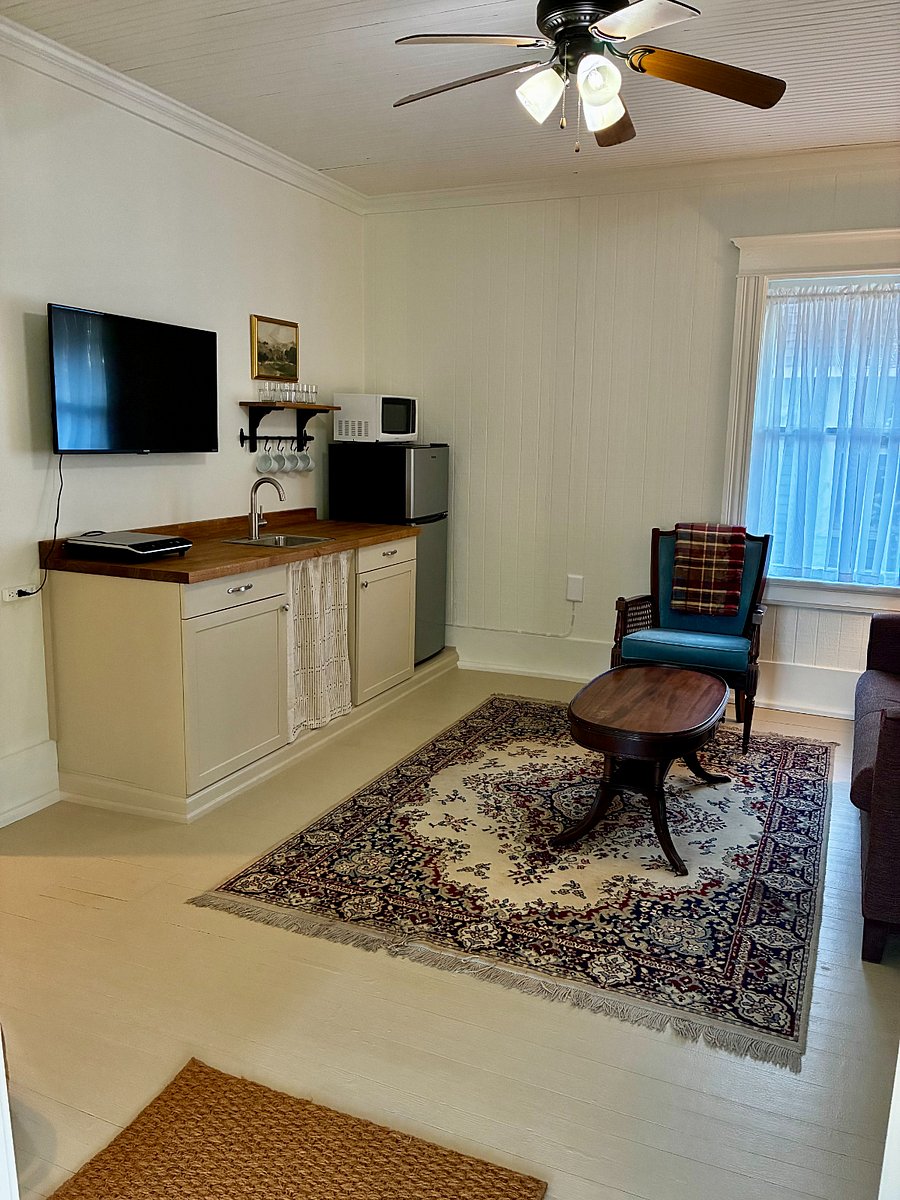 Living Room: kitchenette