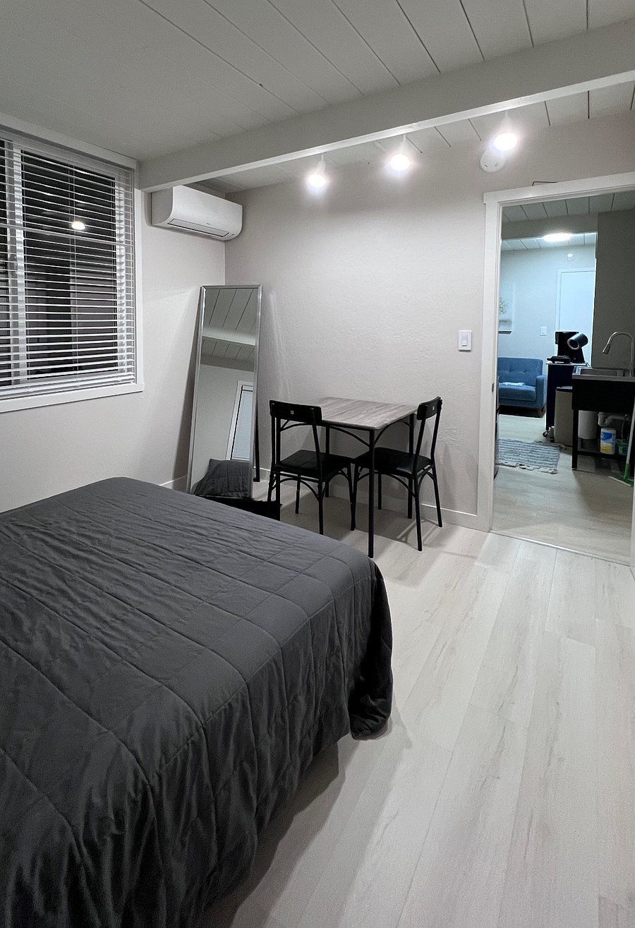 Bedroom 1 - mirror & Desk