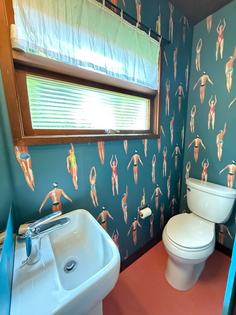 2nd flr 1/2 bath