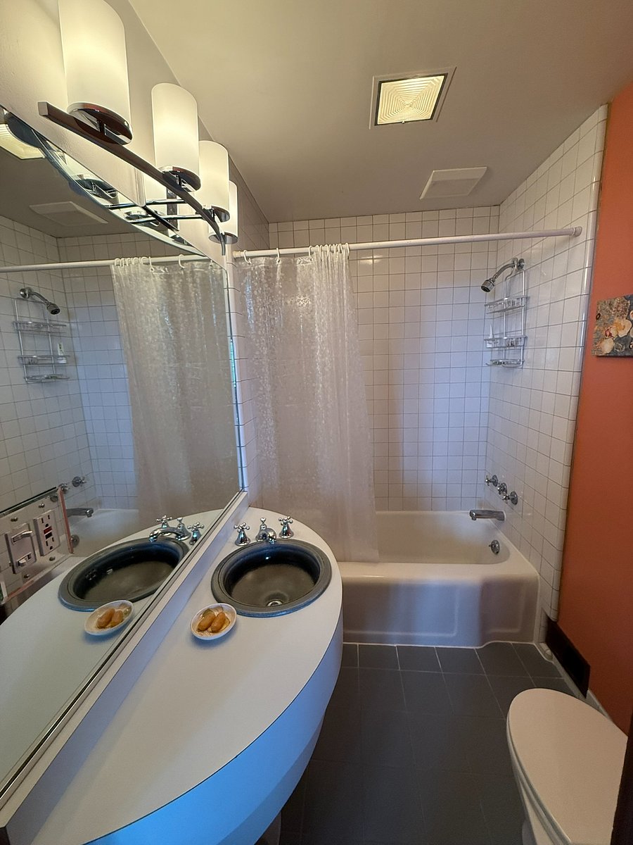 1st flr full bath
