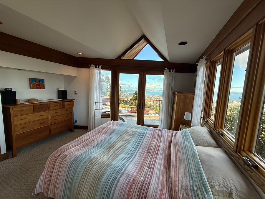 3rd flr master bedroom with deck, walkin closet & full bath