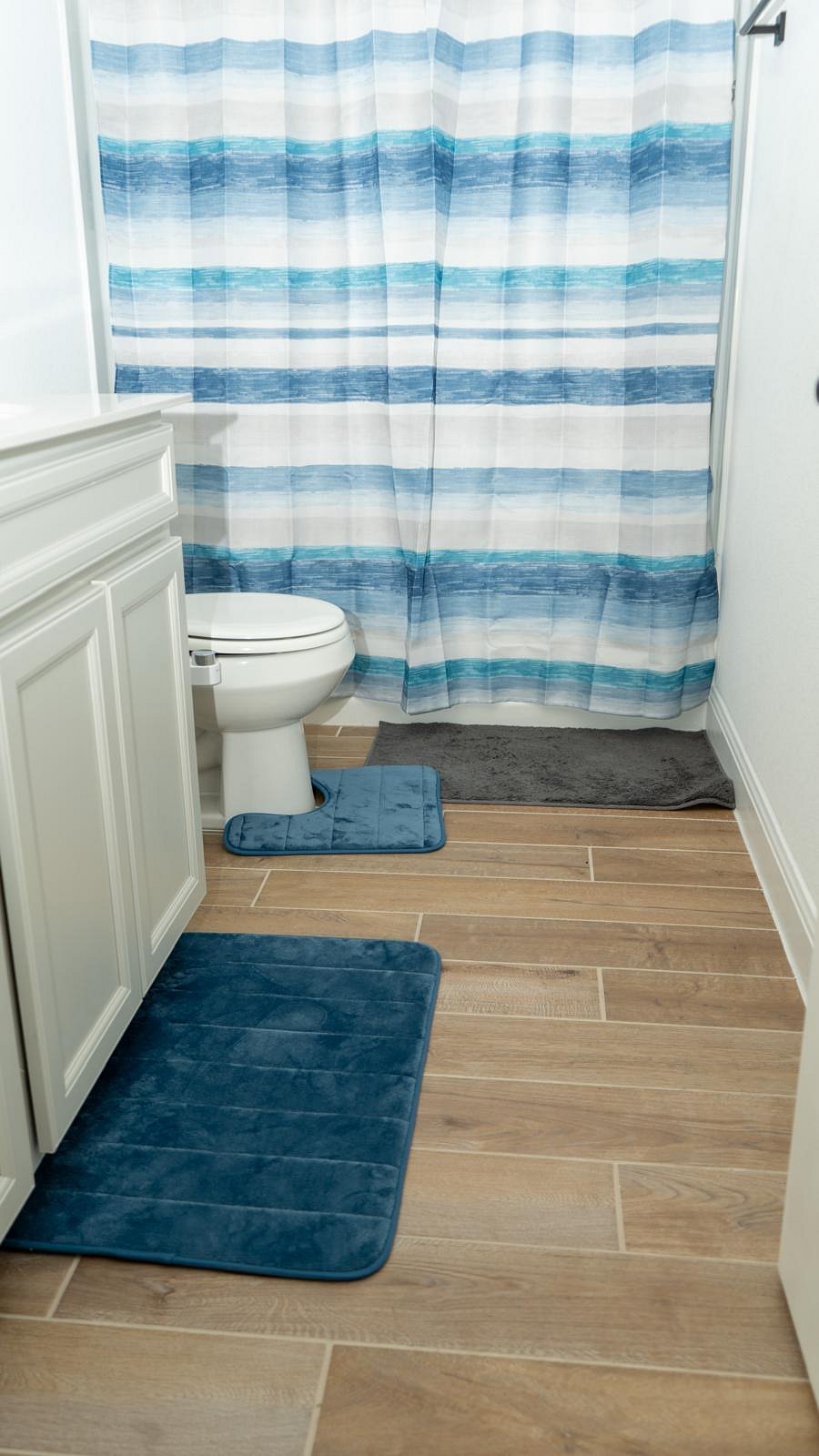 Shared bathroom for bedroom 1 and 2