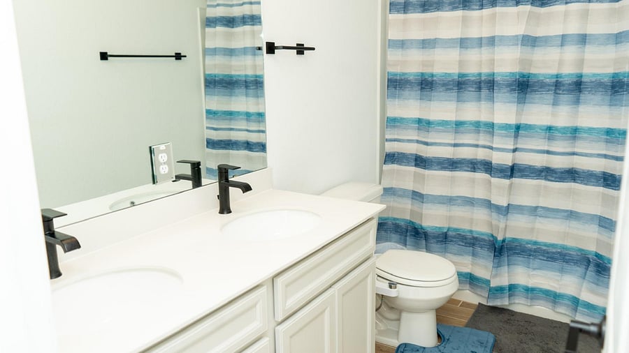 Shared bathroom for bedroom 1 and 2